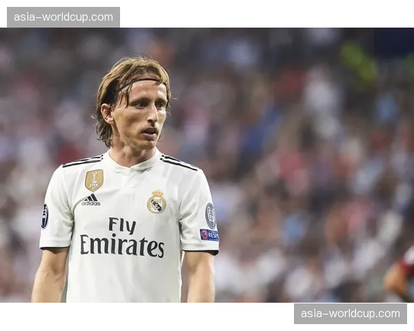 “亚特兰大2-0领先弗洛西诺内，库普梅纳斯两度利用边肋结合完成助攻”